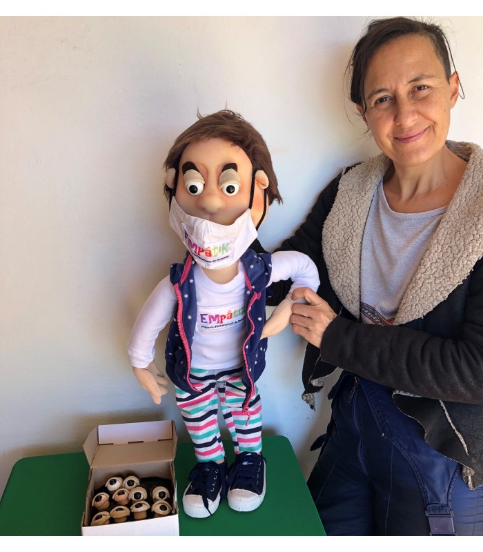 MENINO COM EMOÇÕES E OLHOS INTERCAMBIÁVEIS