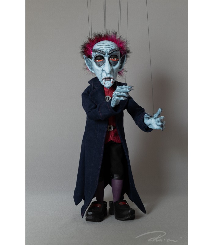 VAMPIRO 50cm c/mov parpados