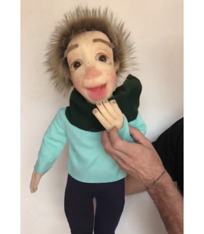 CRiança de corpo inteiro, gestual, marioneta