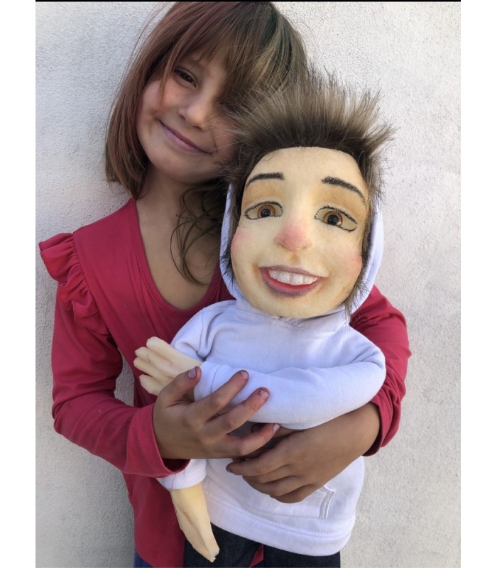 CRiança de corpo inteiro, gestual, marioneta